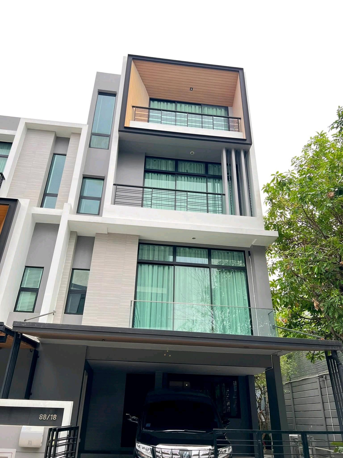 For RentTownhomePattanakan, Srinakarin : Corner townhome for rent, Nirvana Define Srinakarin-Rama 9, built-in throughout the house, 3.5 floors, 3 bedrooms, 4 bathrooms, area 230 sq m, rent 85,000 baht/month. Contact Luk Jeab 065-536-5165 
 
 #House for rent Krungthep Kreetha #NirvanaDefine #luxu