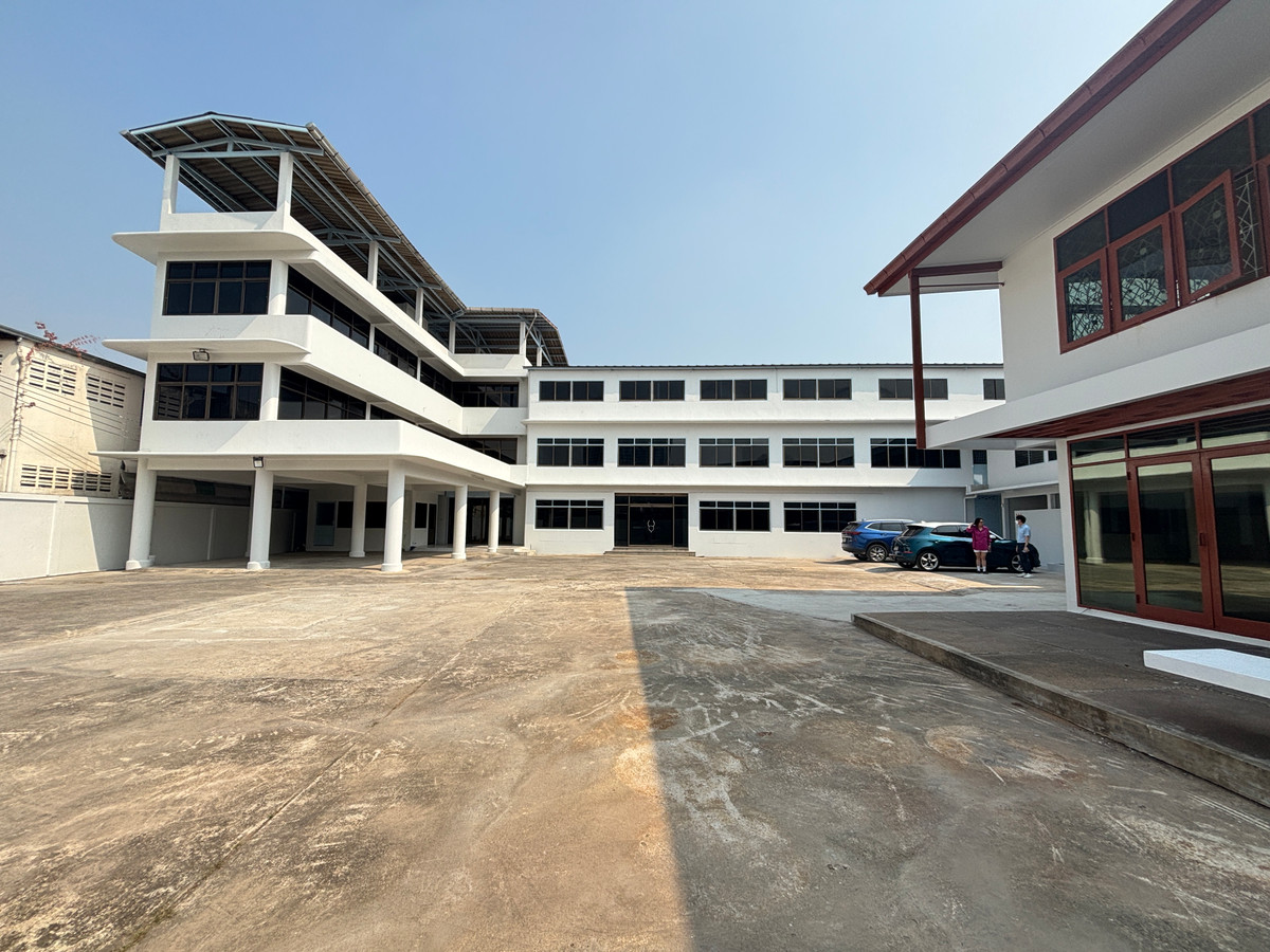 For RentOfficeSathorn, Narathiwat : THC for rent, office building with residence in the heart of Sathorn, on land size 2 rai 1 ngan 73 sq m, located on Chan Road 43, Sathorn District, Bangkok Province.