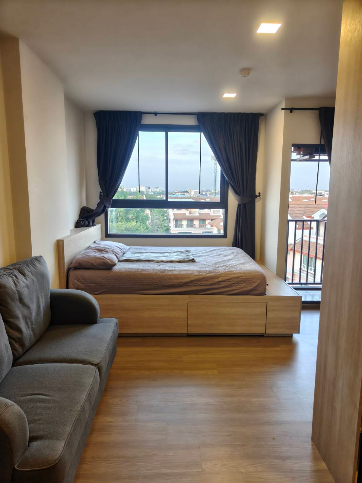 For RentCondoBangna, Bearing, Lasalle : Urgent for rent! The Muve Bangna, beautiful room, high floor, fully furnished, ready to move in immediately! Very popular low rise condo from Sansiri, very good location, entering the alley only 450 meters from Bangna-Trad Road, convenient travel, complet