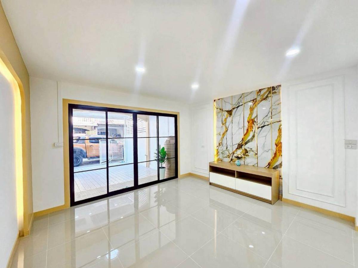 ขายทาวน์โฮมนนทบุรี บางใหญ่ บางบัวทอง : ขายทาวน์เฮ้าส์/ทาวน์โฮม  บัวทองธานี รีโนเวทใหม่ บางบัวทอง บางบัวทอง นนทบุรี CX-143318 (S)