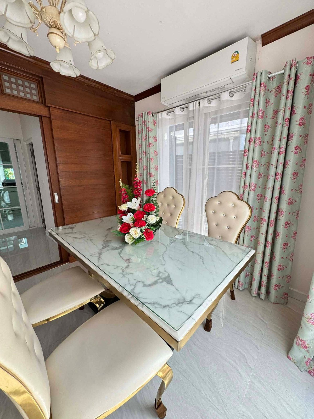 For RentHouseNonthaburi, Bang Yai, Bangbuathong : Beautiful house, 100% as pictured, near MRT (only 3 minutes away). 3 bedrooms, 3 bathrooms.