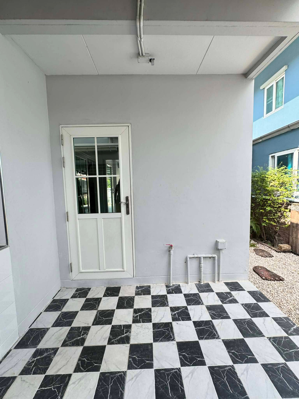 For RentHouseNonthaburi, Bang Yai, Bangbuathong : Beautiful house, 100% as pictured, near MRT (only 3 minutes away). 3 bedrooms, 3 bathrooms.