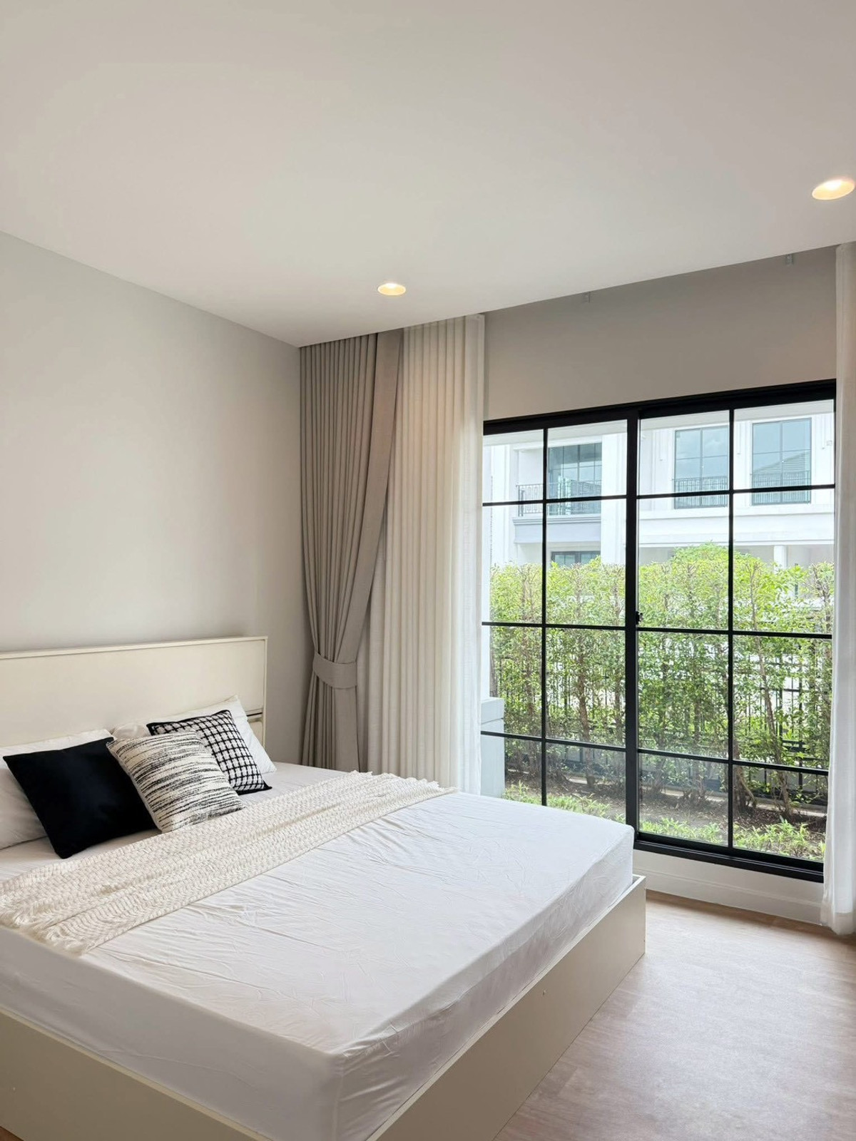 ให้เช่าบ้านเสรีไทย-นิด้า : ✨ บ้านยุคใหม่ ประหยัดพลังงาน! บ้านเดี่ยวหลังมุม Solar Cell & EV Charger พร้อมใช้งาน!  