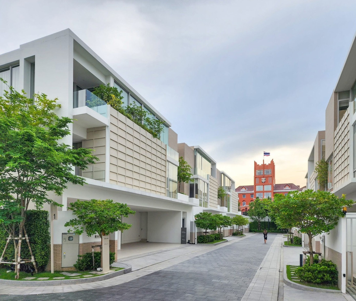 ขายบ้านพระราม 9 เพชรบุรีตัดใหม่ RCA : 🔥𝑳𝒂𝒔𝒕 𝟐 𝑼𝒏𝒊𝒕 ‼️  บ้านตัวอย่างตกแต่งพร้อมอยู่กลางเมือง ลดจาก 80 กว่าล้าน 🏷️ เหลือเพียง 58.9 ล้านบาท 🎉