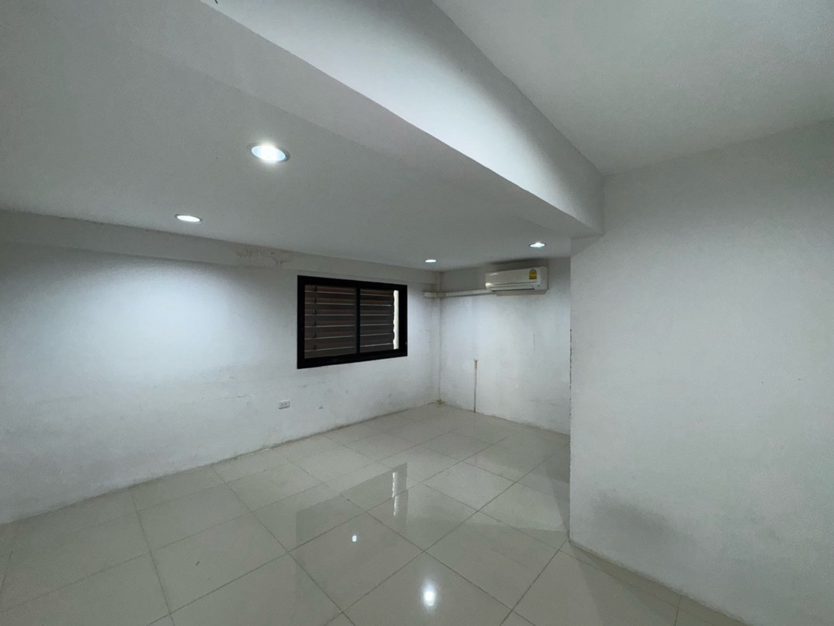 ให้เช่าอาคารพาณิชย์สุขุมวิท อโศก ทองหล่อ : ให้เช่า อาคารพาณิชย์ สุขุมวิท 26 พร้อมพงษ์ ใกล้ Emporium และ K Village รับพิจารณาทุกธุรกิจ ที่จอดรถ 2 คัน ทำเลซอยย่อย (ไม่ใช่ซอยหลัก)