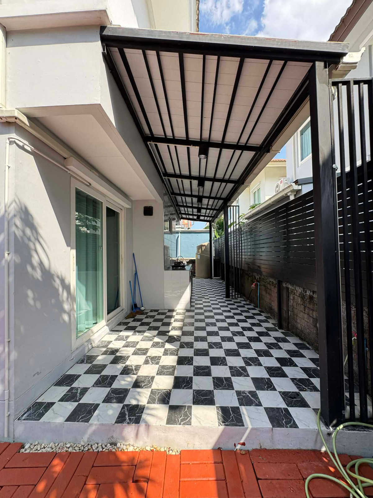 For RentHouseNonthaburi, Bang Yai, Bangbuathong : Beautiful house, 100% as pictured, near MRT (only 3 minutes away). 3 bedrooms, 3 bathrooms.