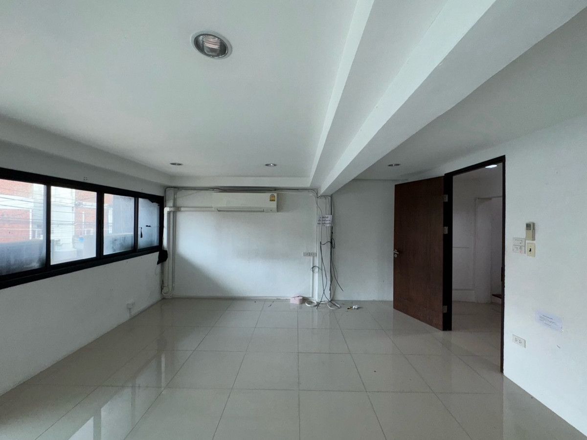 ให้เช่าอาคารพาณิชย์สุขุมวิท อโศก ทองหล่อ : ให้เช่า อาคารพาณิชย์ สุขุมวิท 26 พร้อมพงษ์ ใกล้ Emporium และ K Village รับพิจารณาทุกธุรกิจ ที่จอดรถ 2 คัน ทำเลซอยย่อย (ไม่ใช่ซอยหลัก)