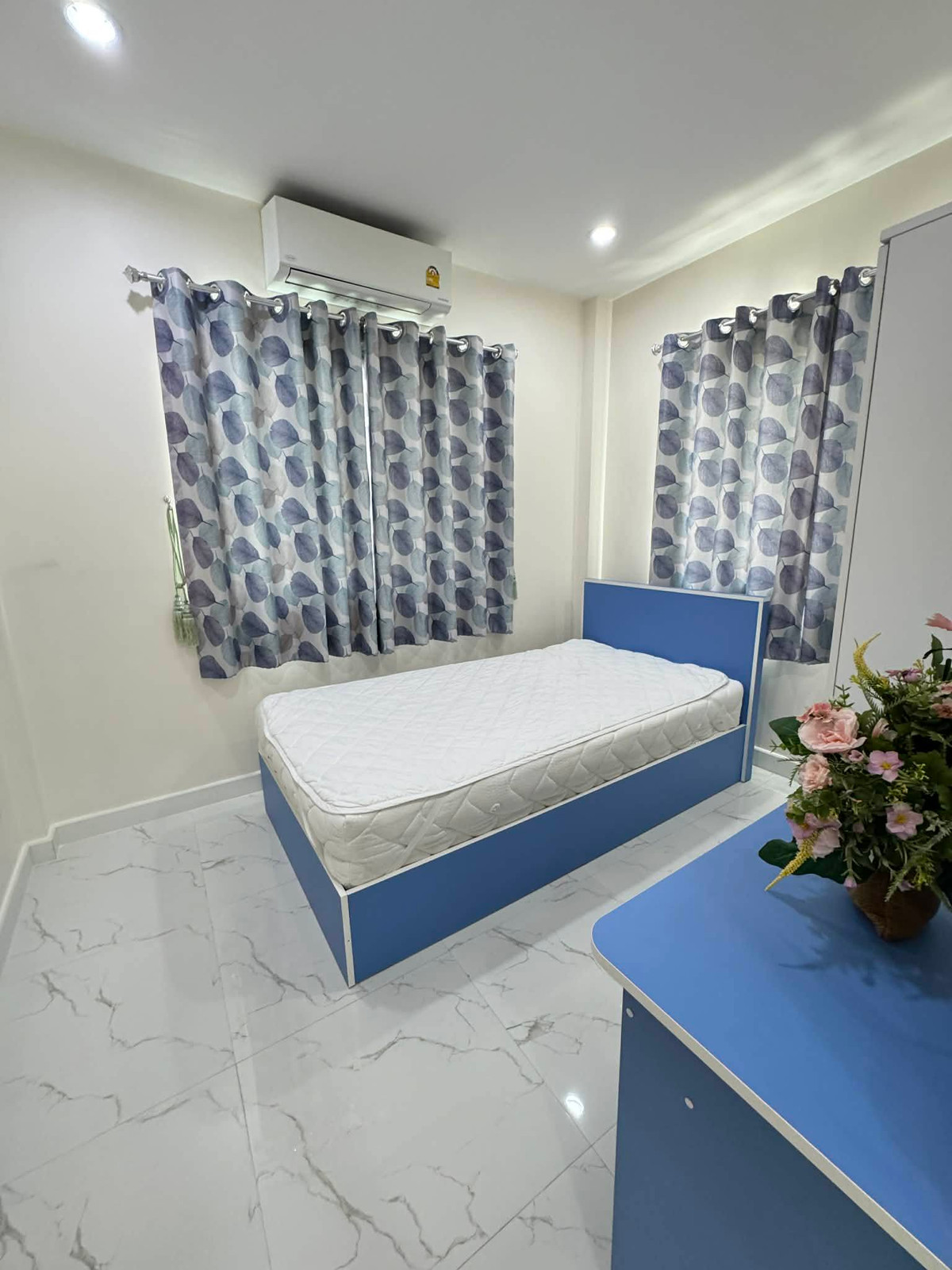 For RentHouseNonthaburi, Bang Yai, Bangbuathong : Beautiful house, 100% as pictured, near MRT (only 3 minutes away). 3 bedrooms, 3 bathrooms.