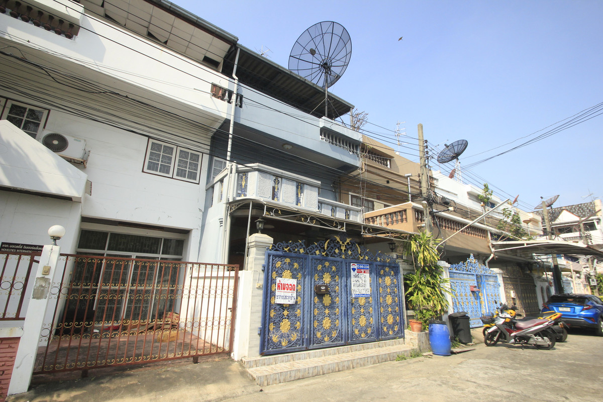 ขายทาวน์โฮมปิ่นเกล้า จรัญสนิทวงศ์ : ทาวน์เฮ้าส์จรัญสนิทวงศ์5 หมู่บ้านพาราไดซ์วิลล่า ใกล้รถไฟฟ้าท่าพระ BTSจรัญ13 เดอะมอลล์ท่าพระ บ้านพร้อมอยู่ ตกแต่งแล้ว 3ชั้น 27วา เฟอร์บิวท์อิน เดินทางสะดวก ราคาเจรจาได้