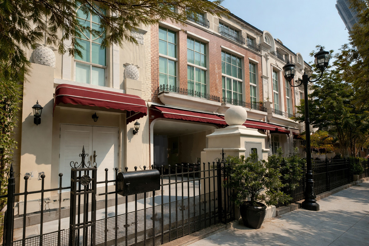 For RentTownhomeSukhumvit, Asoke, Thonglor : Fully Renovated Townhouse – 100% Excellent Condition in the Heart of Thonglor ** NO CO-AGENT **