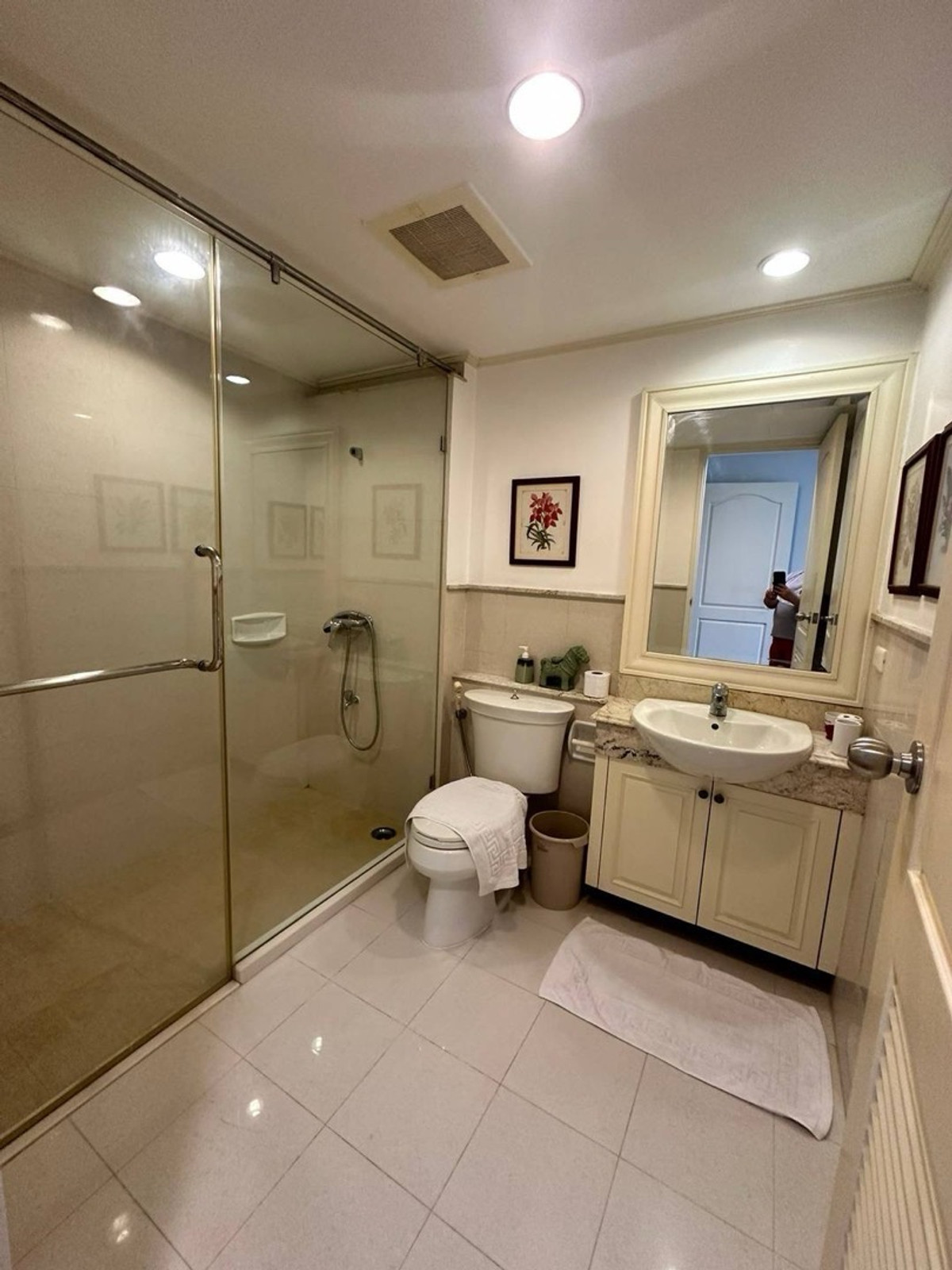 For RentCondoSukhumvit, Asoke, Thonglor : Premium Condo Quiet atmosphere in the heart of the city, convenient travel near BTS Thonglor.