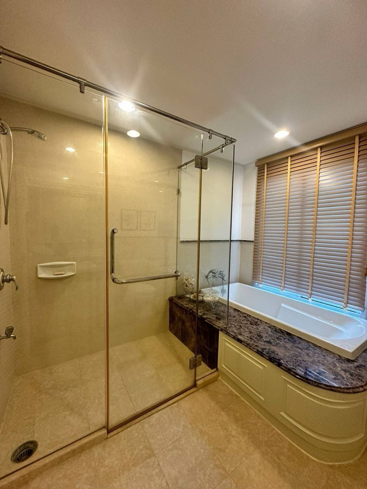 For RentCondoSukhumvit, Asoke, Thonglor : Premium Condo Quiet atmosphere in the heart of the city, convenient travel near BTS Thonglor.