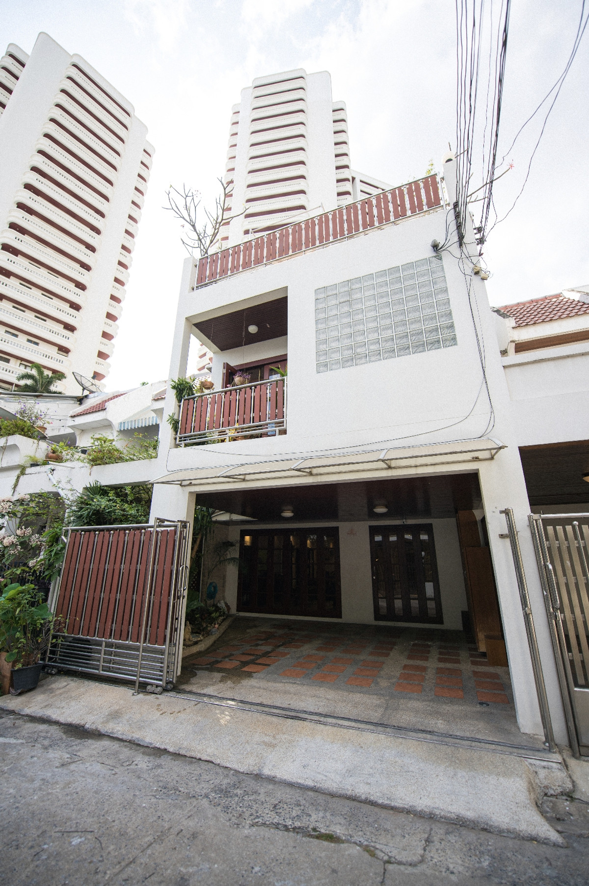 For RentTownhomeSukhumvit, Asoke, Thonglor : House for rent near Thonglor Townhouse In Thonglor with Pool Table , Nice location