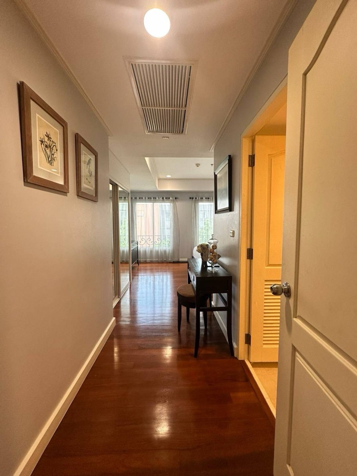 For RentCondoSukhumvit, Asoke, Thonglor : Premium Condo Quiet atmosphere in the heart of the city, convenient travel near BTS Thonglor.