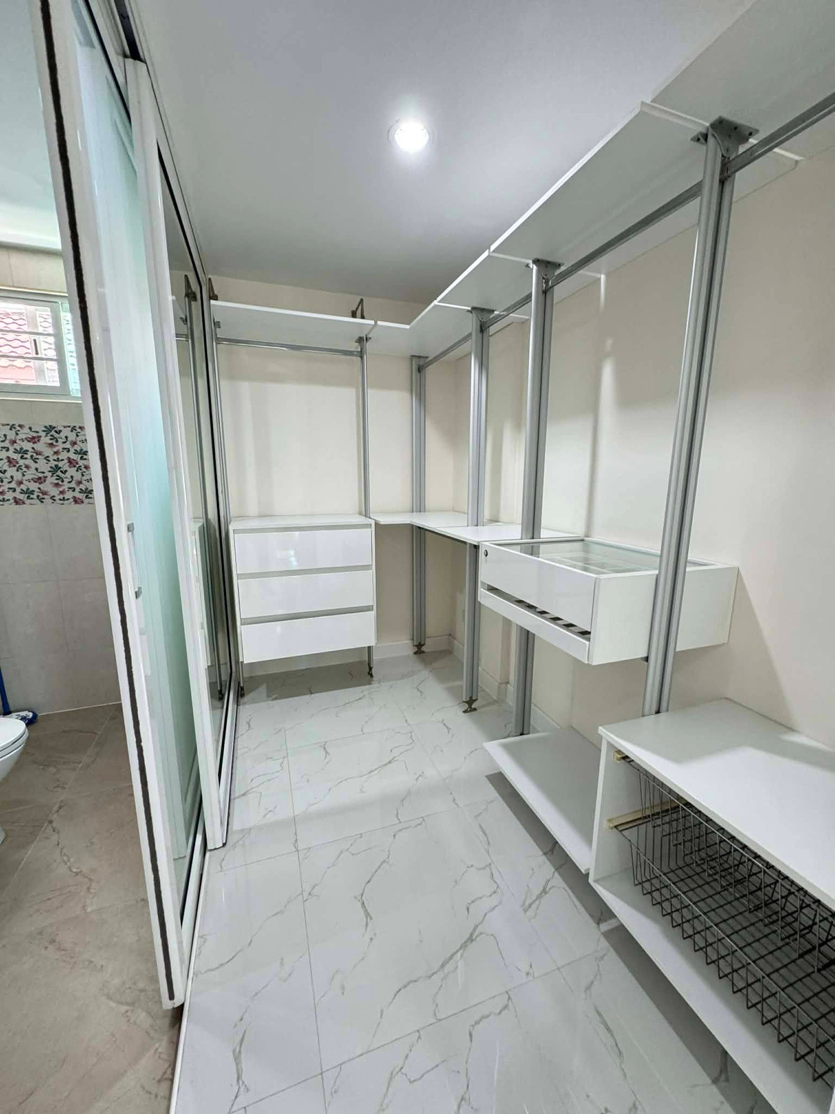 For RentHouseNonthaburi, Bang Yai, Bangbuathong : Beautiful house, 100% as pictured, near MRT (only 3 minutes away). 3 bedrooms, 3 bathrooms.