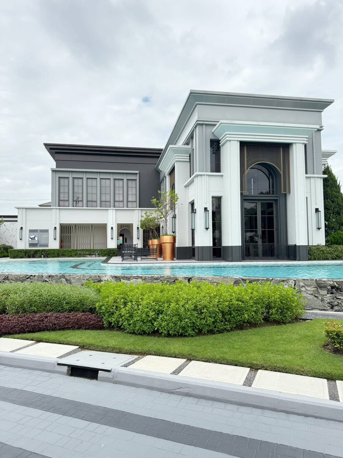 ให้เช่าบ้านเสรีไทย-นิด้า : ✨ บ้านยุคใหม่ ประหยัดพลังงาน! บ้านเดี่ยวหลังมุม Solar Cell & EV Charger พร้อมใช้งาน!  