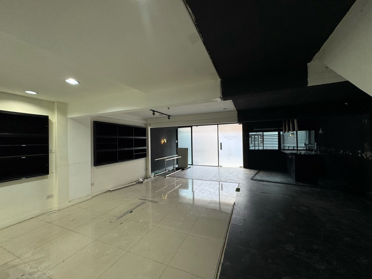 ให้เช่าอาคารพาณิชย์สุขุมวิท อโศก ทองหล่อ : ให้เช่า อาคารพาณิชย์ สุขุมวิท 26 พร้อมพงษ์ ใกล้ Emporium และ K Village รับพิจารณาทุกธุรกิจ ที่จอดรถ 2 คัน ทำเลซอยย่อย (ไม่ใช่ซอยหลัก)