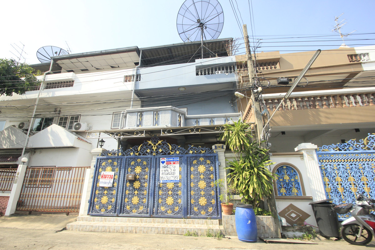 For SaleTownhomePinklao, Charansanitwong : Townhome Paradise Villa Charansanitwong5 Near Tha Phra BTS, Charan 13 BTS, The Mall Tha Phra. The house is ready to move in, decorated, 3 floors, 27 wa, built-in furniture, convenient transportation, price negotiable.