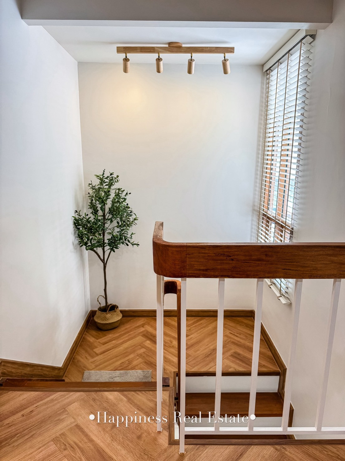 ขายบ้านลาดพร้าว เซ็นทรัลลาดพร้าว : 𝑯𝒐𝒎𝒆 𝑺𝒘𝒆𝒆𝒕 𝑯𝒐𝒎𝒆𝒚 บ้านสไตล์มินิมอลอบอุ่น ใกล้รถไฟฟ้า เฟอร์นิเจอร์ครบ พร้อมเข้าอยู่ได้เลย! 