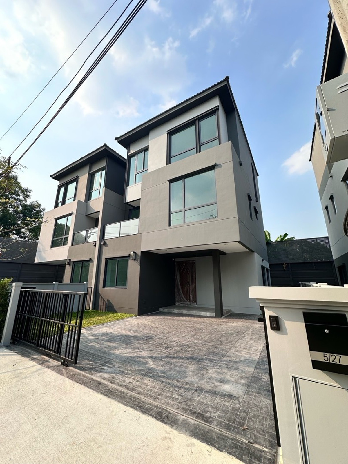 ขายเกษตร นวมินทร์ ลาดปลาเค้า : 🏡 ขายด่วน📍บ้านแฝด 3 ชั้น ทำเลหายาก ใจกลางเอกมัย–เลียบด่วน Call 0828839995 คุณอ้อม 