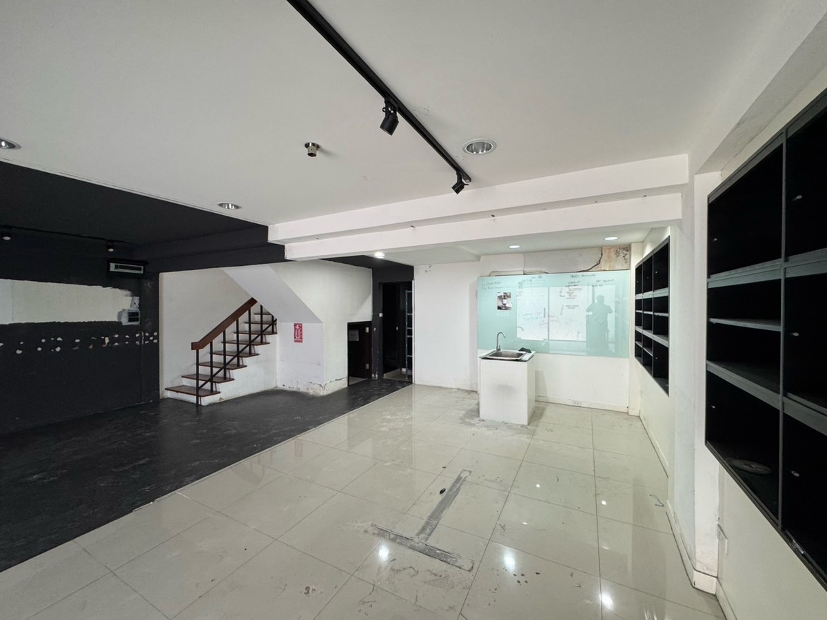 ให้เช่าอาคารพาณิชย์สุขุมวิท อโศก ทองหล่อ : ให้เช่า อาคารพาณิชย์ สุขุมวิท 26 พร้อมพงษ์ ใกล้ Emporium และ K Village รับพิจารณาทุกธุรกิจ ที่จอดรถ 2 คัน ทำเลซอยย่อย (ไม่ใช่ซอยหลัก)