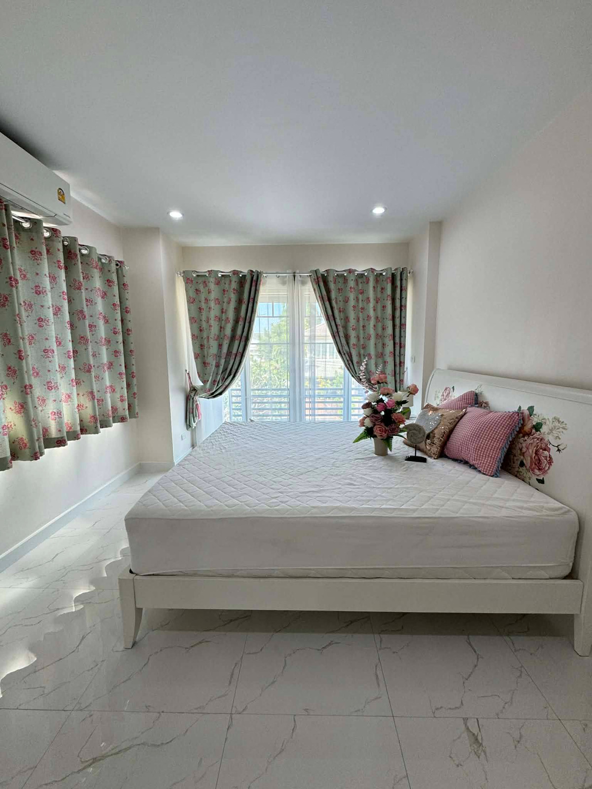For RentHouseNonthaburi, Bang Yai, Bangbuathong : Beautiful house, 100% as pictured, near MRT (only 3 minutes away). 3 bedrooms, 3 bathrooms.