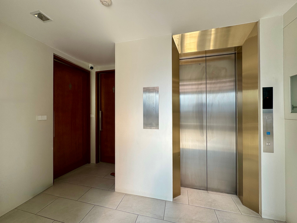 ให้เช่าร้านค้า/ตลาดนัดสีลม ศาลาแดง บางรัก : ให้เช่า Rooftop📍เพียง 200ม.จาก BTS ช่องนนทรี ติดถ.สาทร มีที่จอดรถ 🚗