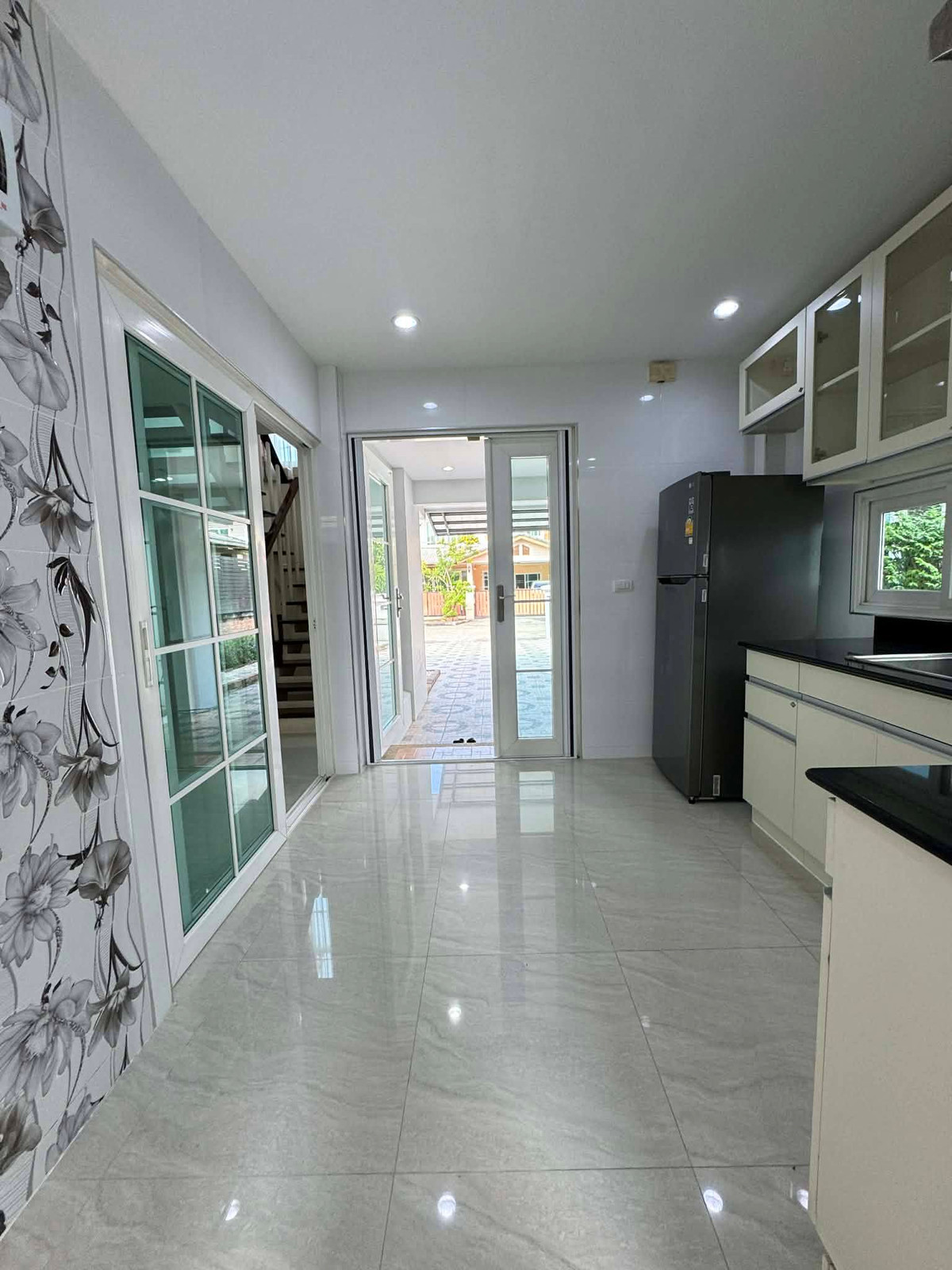 For RentHouseNonthaburi, Bang Yai, Bangbuathong : Beautiful house, 100% as pictured, near MRT (only 3 minutes away). 3 bedrooms, 3 bathrooms.