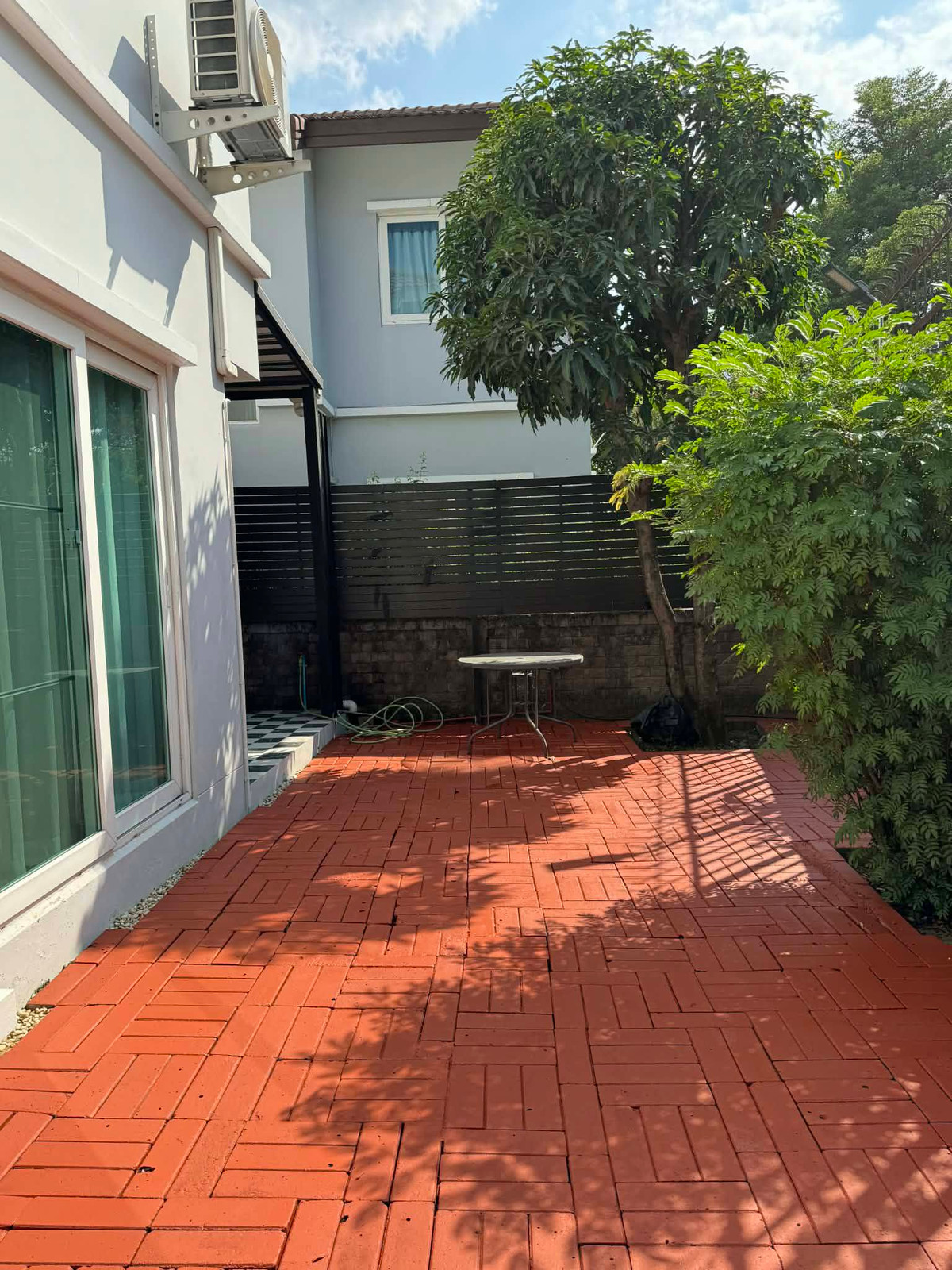 For RentHouseNonthaburi, Bang Yai, Bangbuathong : Beautiful house, 100% as pictured, near MRT (only 3 minutes away). 3 bedrooms, 3 bathrooms.