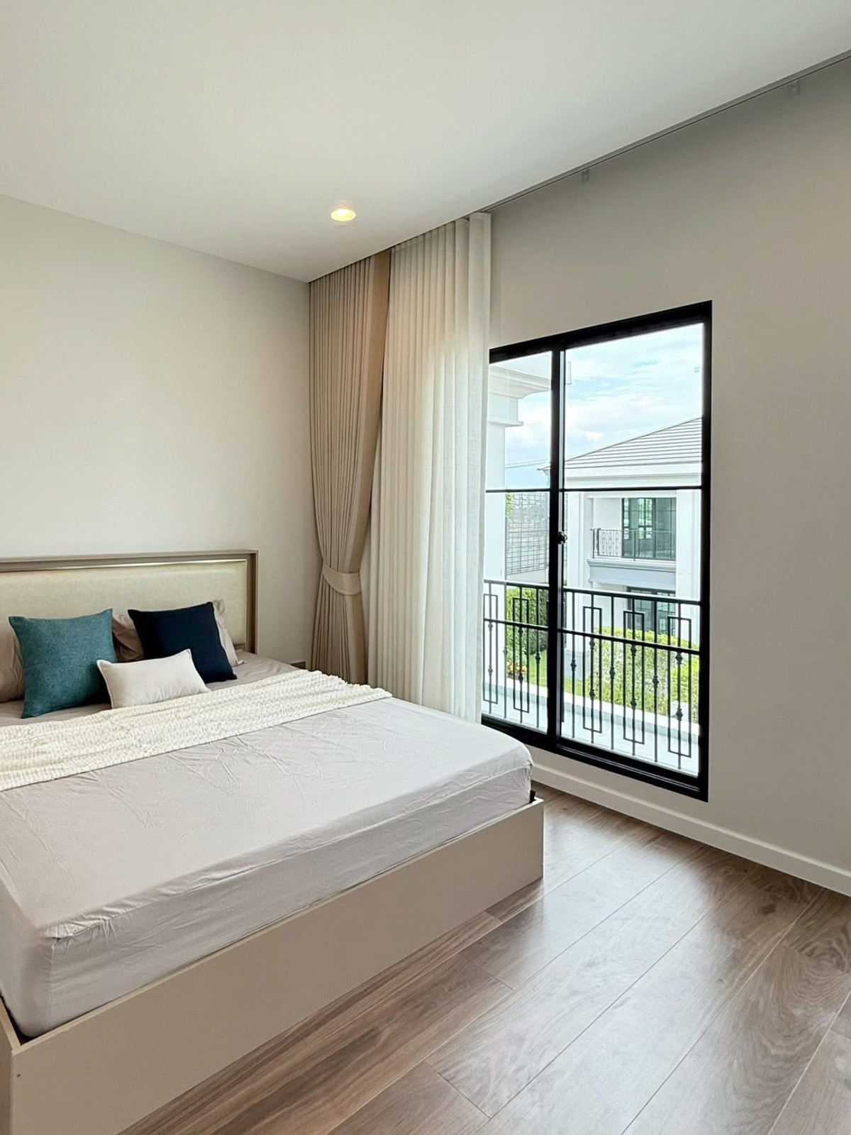 ให้เช่าบ้านเสรีไทย-นิด้า : ✨ บ้านยุคใหม่ ประหยัดพลังงาน! บ้านเดี่ยวหลังมุม Solar Cell & EV Charger พร้อมใช้งาน!  