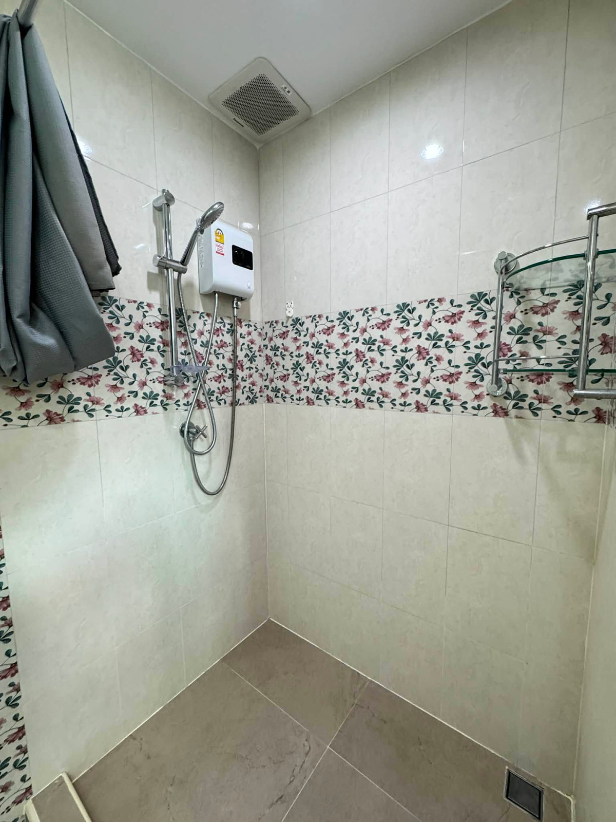 For RentHouseNonthaburi, Bang Yai, Bangbuathong : Beautiful house, 100% as pictured, near MRT (only 3 minutes away). 3 bedrooms, 3 bathrooms.