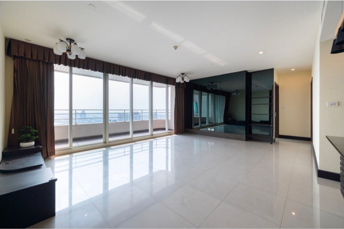 For SaleCondoWongwianyai, Charoennakor : Watermark Chaophraya River / Pet-Friendly River-view condo in good condition at the best price on the market / 3 bed 145 sq.m.Tel. 0937890899