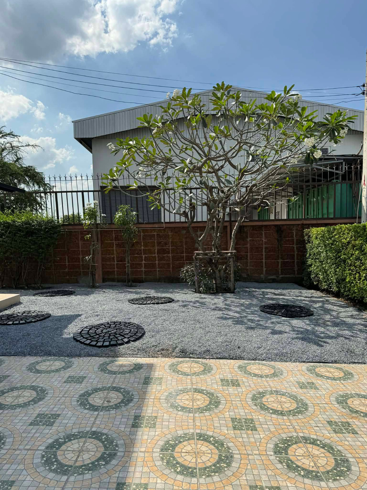 For RentHouseNonthaburi, Bang Yai, Bangbuathong : Beautiful house, 100% as pictured, near MRT (only 3 minutes away). 3 bedrooms, 3 bathrooms.