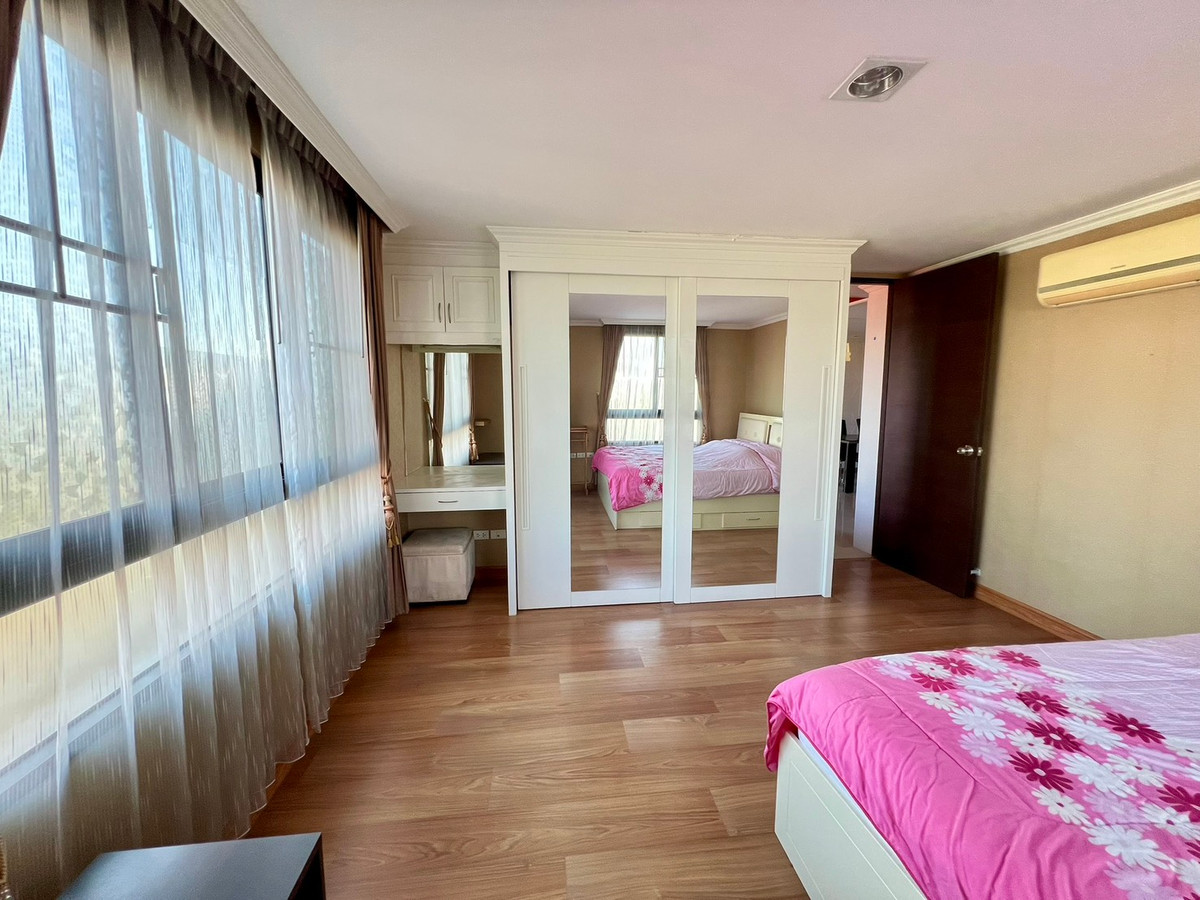 For SaleCondoRatchadapisek, Huaikwang, Suttisan : Cheapest sale in the building! Condo 77.7 sq m., corner room, 2 bedrooms, 2 bathrooms, near MRT Lat Phrao, this price cant be found!!