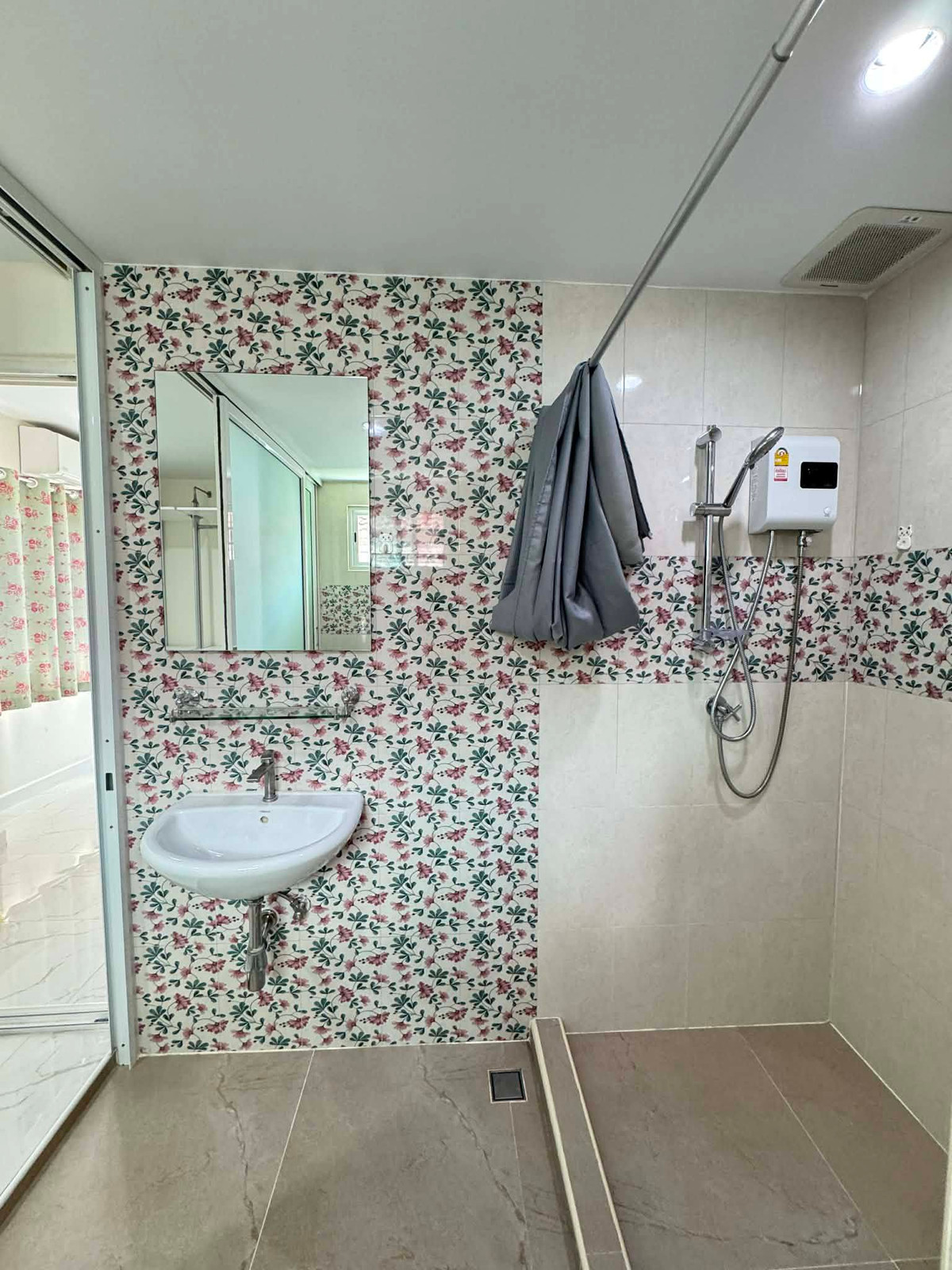 For RentHouseNonthaburi, Bang Yai, Bangbuathong : Beautiful house, 100% as pictured, near MRT (only 3 minutes away). 3 bedrooms, 3 bathrooms.