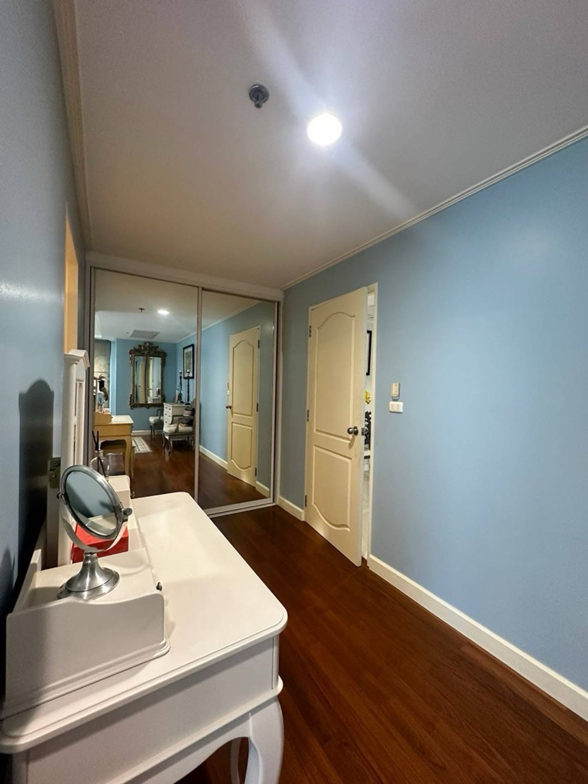 For RentCondoSukhumvit, Asoke, Thonglor : Premium Condo Quiet atmosphere in the heart of the city, convenient travel near BTS Thonglor.