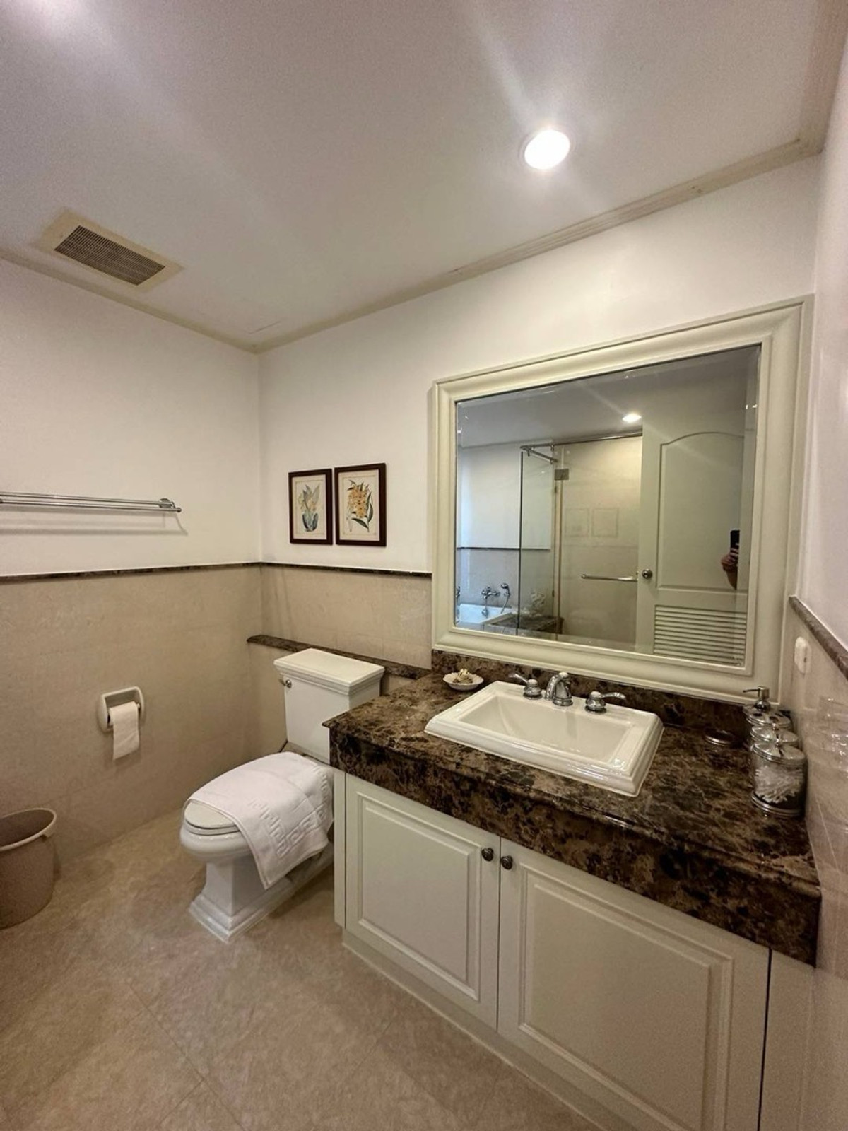 For RentCondoSukhumvit, Asoke, Thonglor : Premium Condo Quiet atmosphere in the heart of the city, convenient travel near BTS Thonglor.