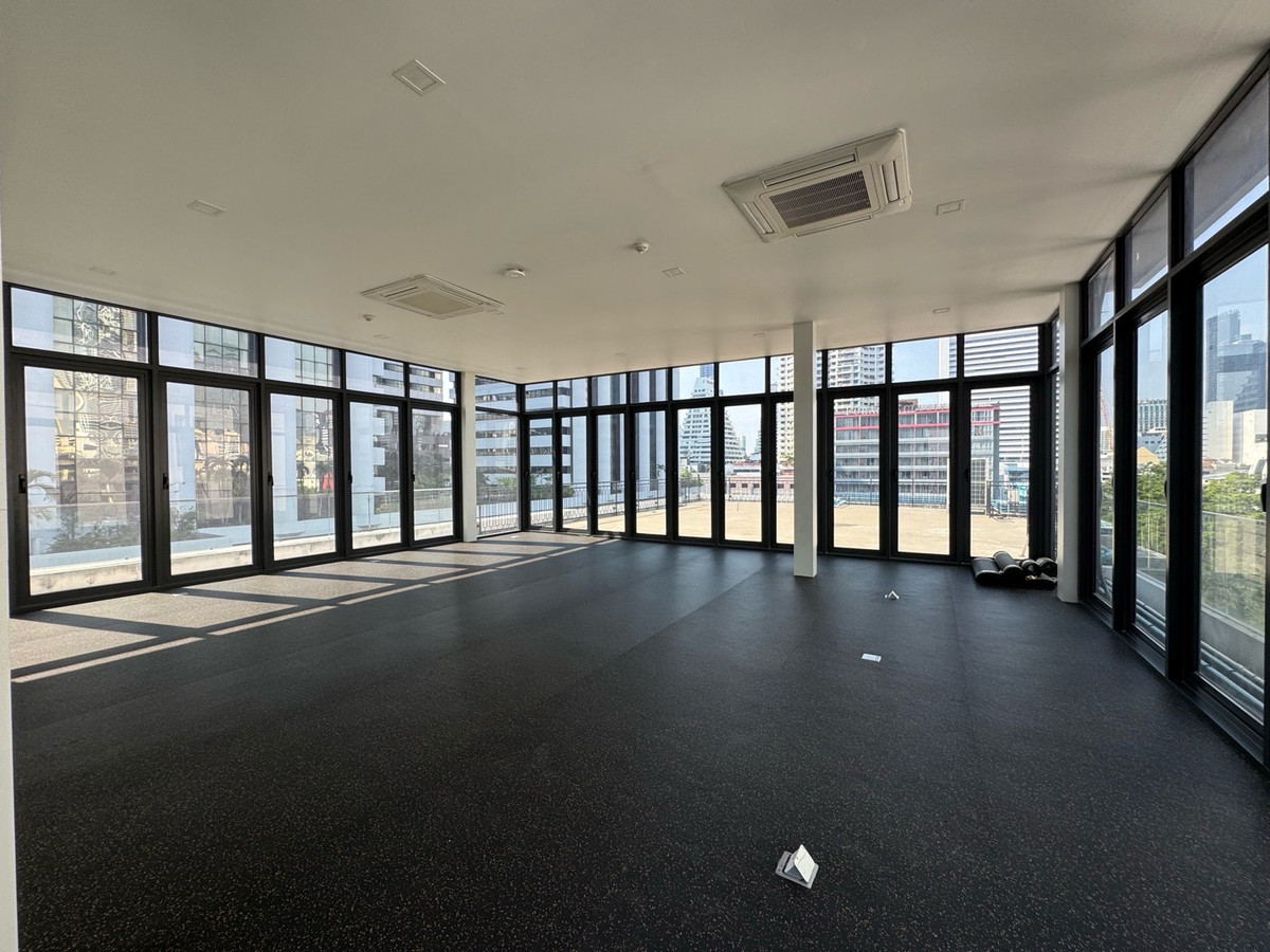 ให้เช่าร้านค้า/ตลาดนัดสีลม ศาลาแดง บางรัก : ให้เช่า Rooftop📍เพียง 200ม.จาก BTS ช่องนนทรี ติดถ.สาทร มีที่จอดรถ 🚗