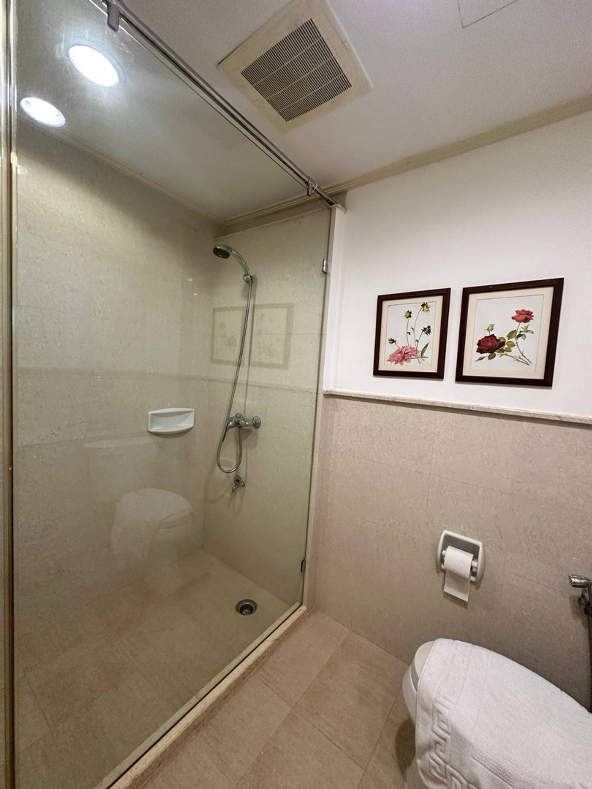 For RentCondoSukhumvit, Asoke, Thonglor : Premium Condo Quiet atmosphere in the heart of the city, convenient travel near BTS Thonglor.