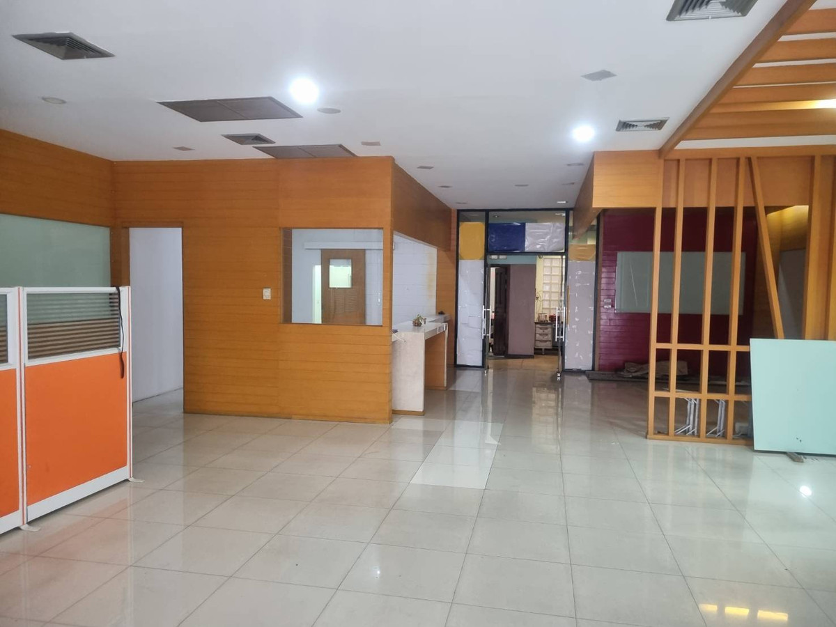 For RentOfficeRatchadapisek, Huaikwang, Suttisan : Ratchada office for rent, 7 floors, near MRT, usable area approximately 1,150 sq m., there is a large parking building.