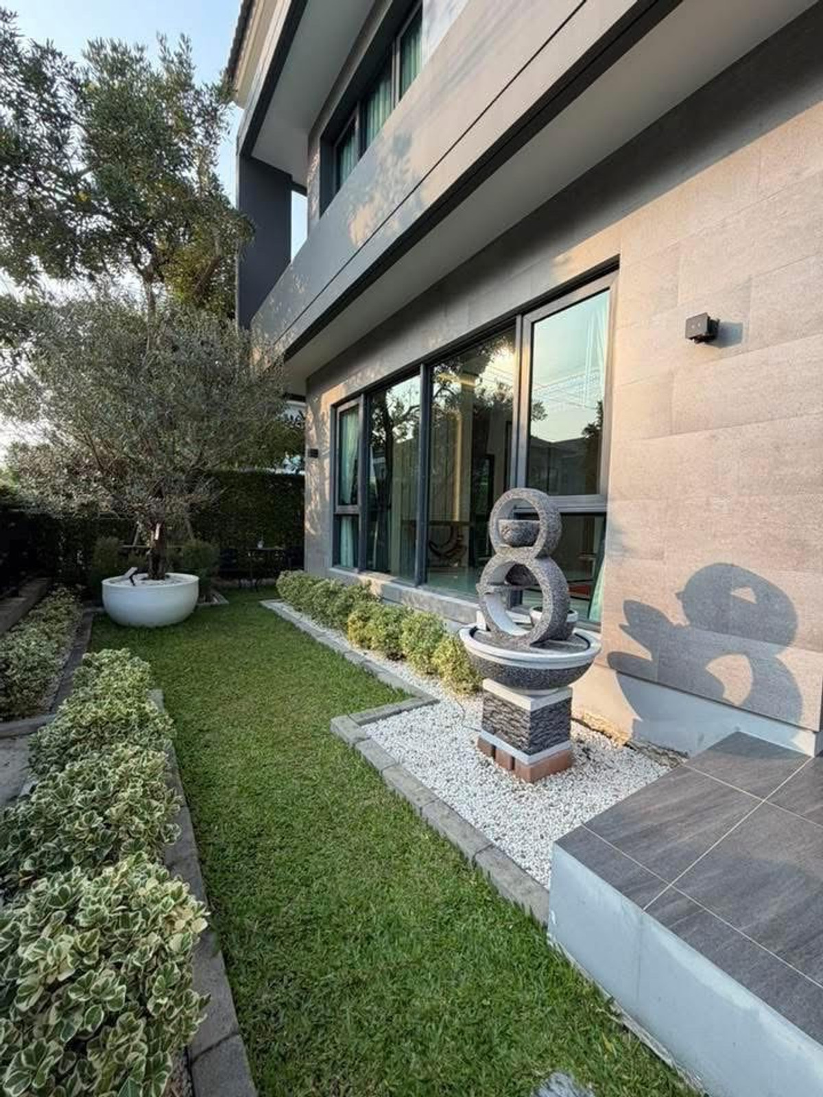 For RentHouseBangna, Bearing, Lasalle : ME2500601​ Luxury house for rent, The City Bangna, near Mega Bangna. Can raise pets, fully furnished, ready to move in.