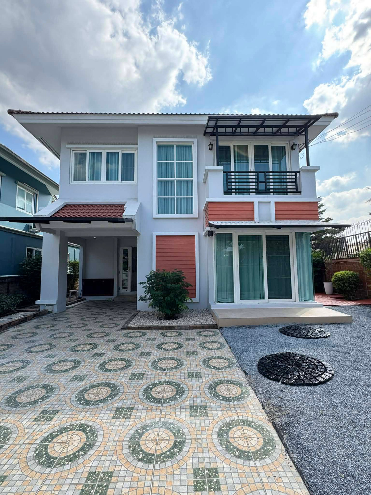 For RentHouseNonthaburi, Bang Yai, Bangbuathong : Beautiful house, 100% as pictured, near MRT (only 3 minutes away). 3 bedrooms, 3 bathrooms.