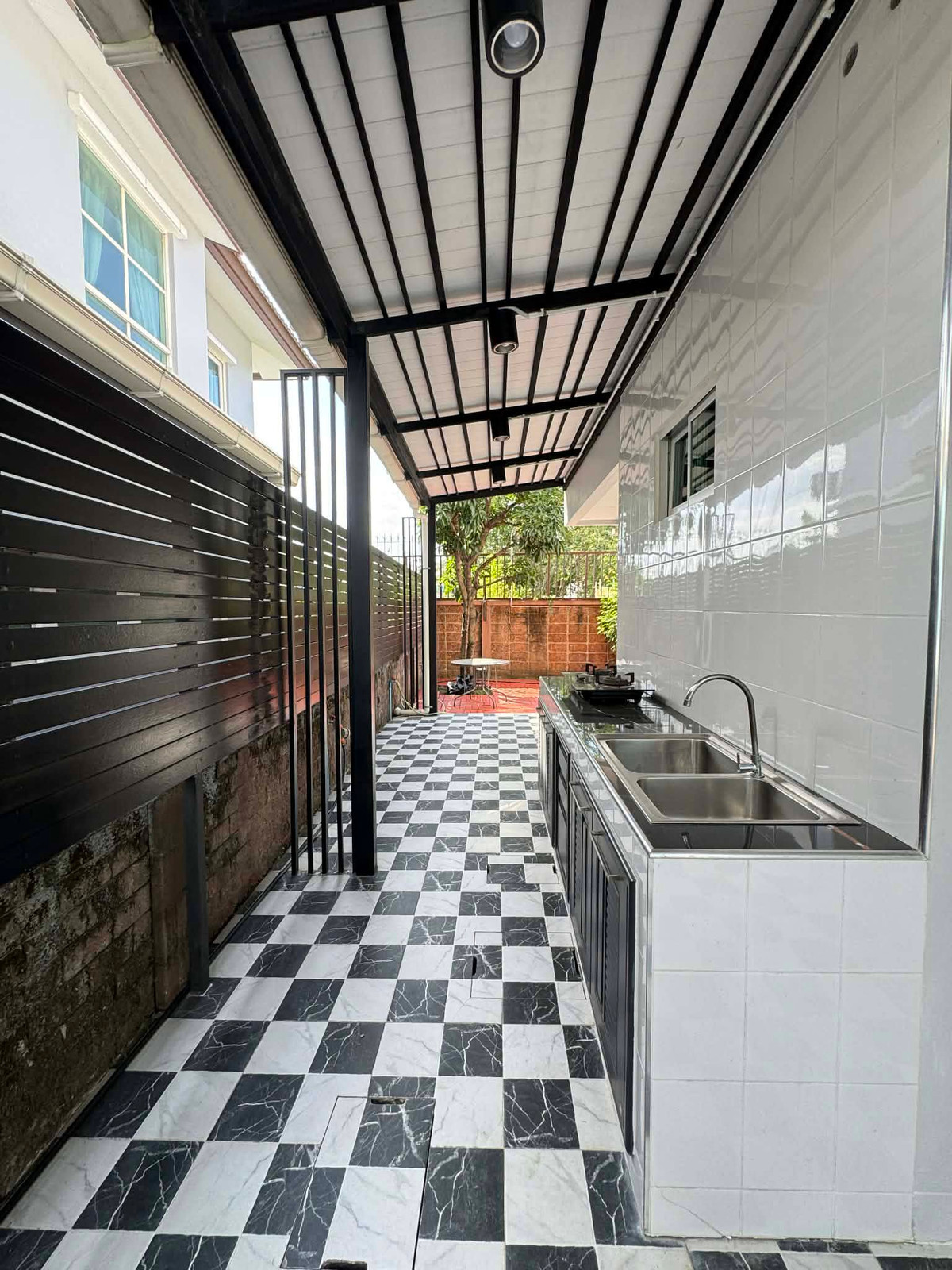 For RentHouseNonthaburi, Bang Yai, Bangbuathong : Beautiful house, 100% as pictured, near MRT (only 3 minutes away). 3 bedrooms, 3 bathrooms.