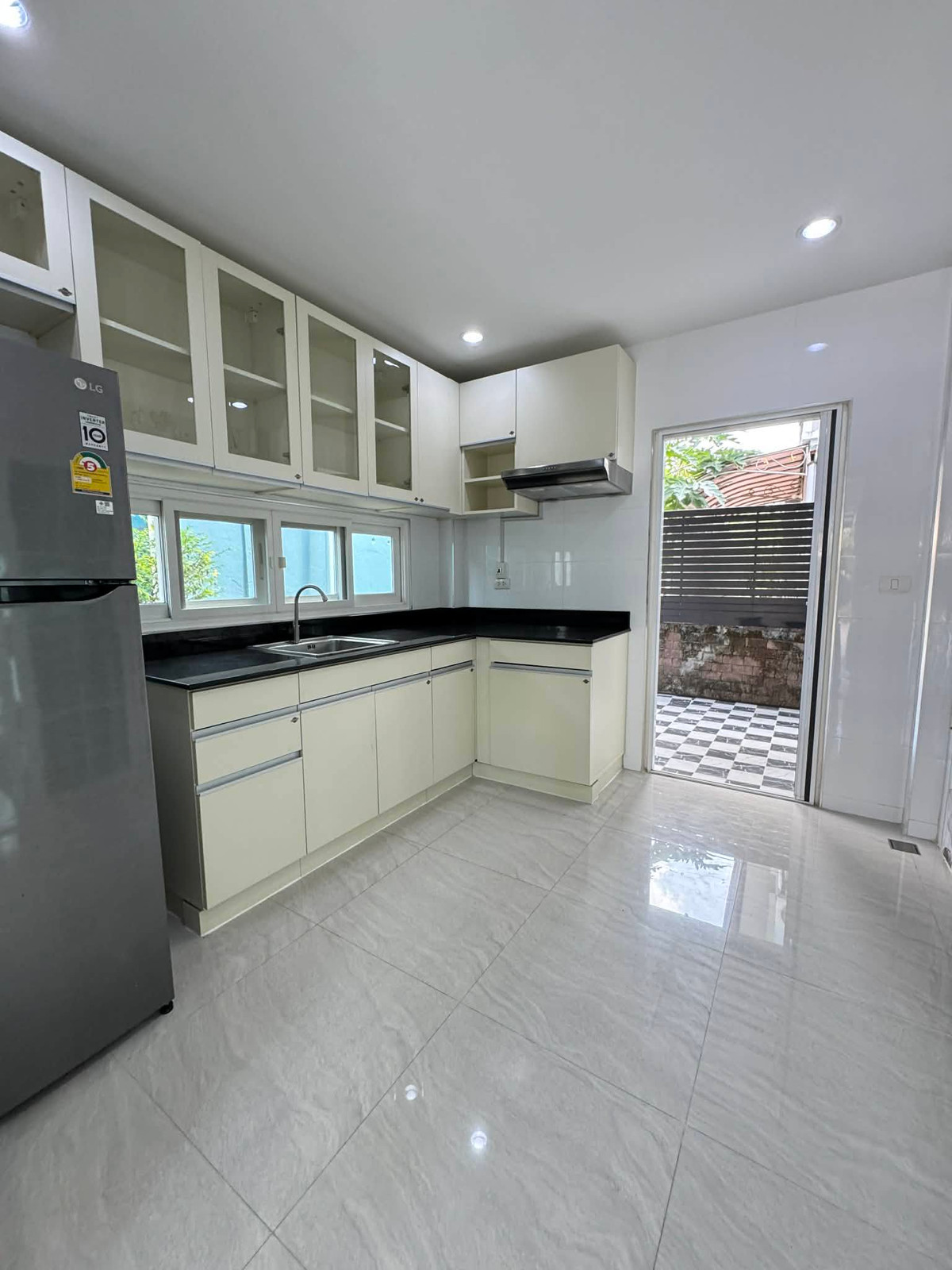 For RentHouseNonthaburi, Bang Yai, Bangbuathong : Beautiful house, 100% as pictured, near MRT (only 3 minutes away). 3 bedrooms, 3 bathrooms.