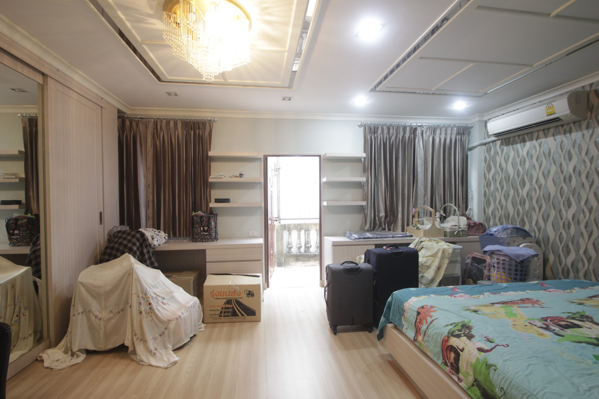 ขายทาวน์โฮมปิ่นเกล้า จรัญสนิทวงศ์ : ทาวน์เฮ้าส์จรัญสนิทวงศ์5 หมู่บ้านพาราไดซ์วิลล่า ใกล้รถไฟฟ้าท่าพระ BTSจรัญ13 เดอะมอลล์ท่าพระ บ้านพร้อมอยู่ ตกแต่งแล้ว 3ชั้น 27วา เฟอร์บิวท์อิน เดินทางสะดวก ราคาเจรจาได้