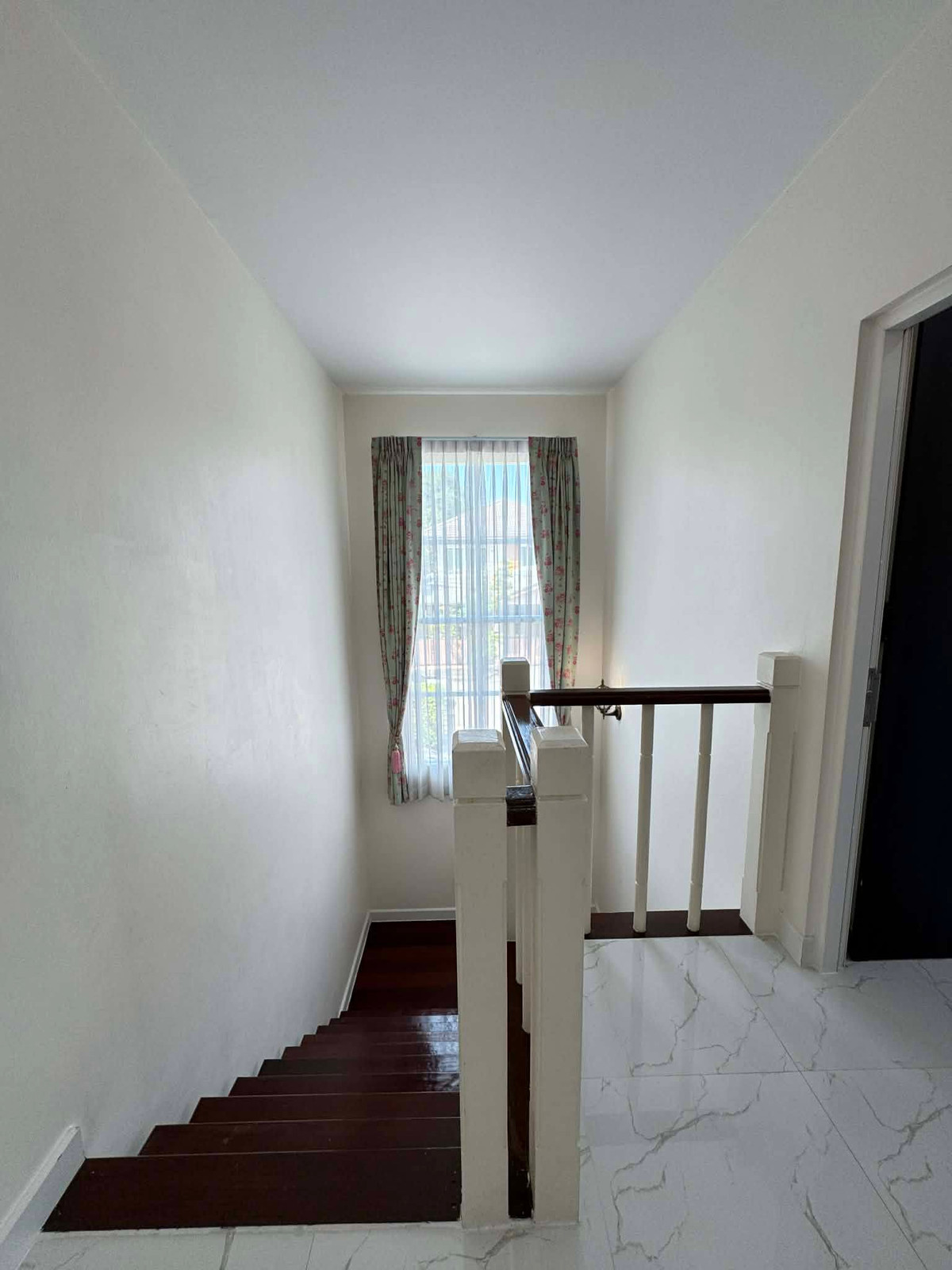 For RentHouseNonthaburi, Bang Yai, Bangbuathong : Beautiful house, 100% as pictured, near MRT (only 3 minutes away). 3 bedrooms, 3 bathrooms.