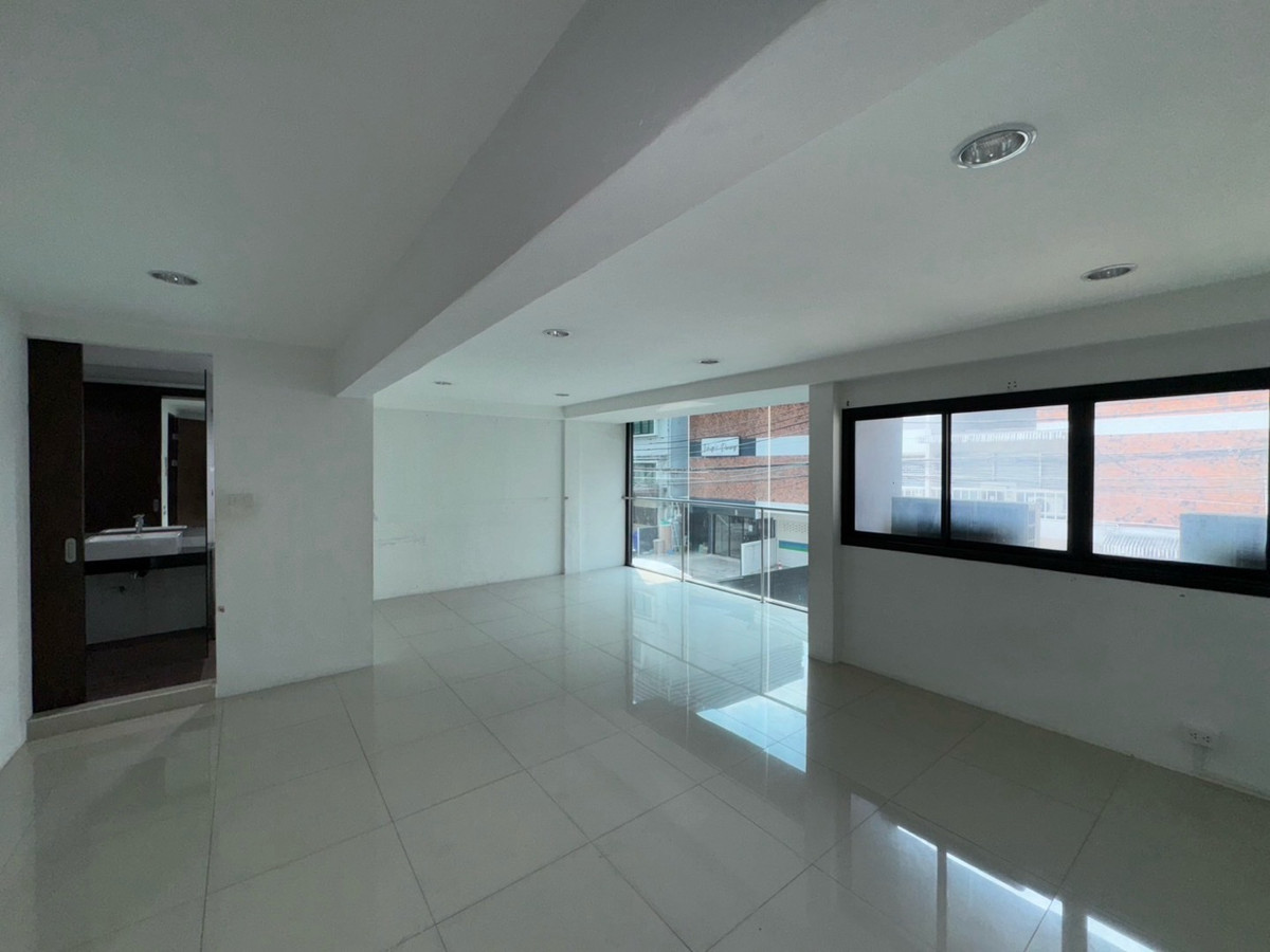 ให้เช่าอาคารพาณิชย์สุขุมวิท อโศก ทองหล่อ : ให้เช่า อาคารพาณิชย์ สุขุมวิท 26 พร้อมพงษ์ ใกล้ Emporium และ K Village รับพิจารณาทุกธุรกิจ ที่จอดรถ 2 คัน ทำเลซอยย่อย (ไม่ใช่ซอยหลัก)