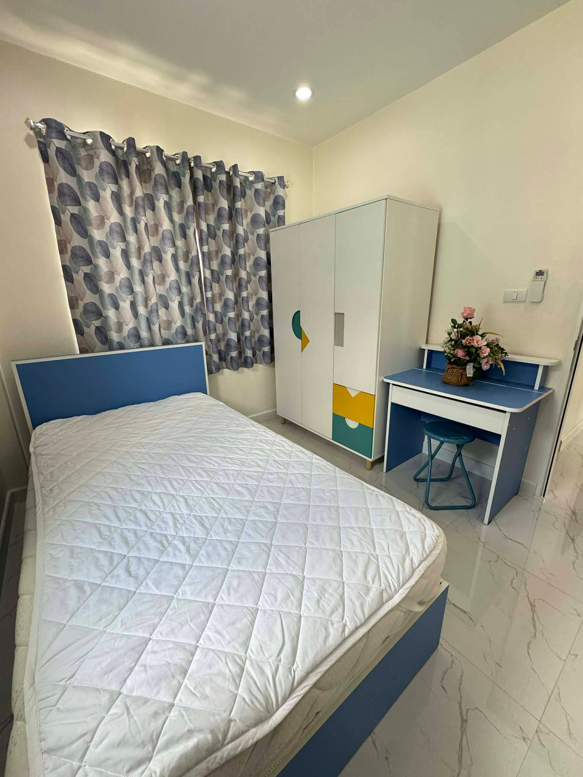 For RentHouseNonthaburi, Bang Yai, Bangbuathong : Beautiful house, 100% as pictured, near MRT (only 3 minutes away). 3 bedrooms, 3 bathrooms.