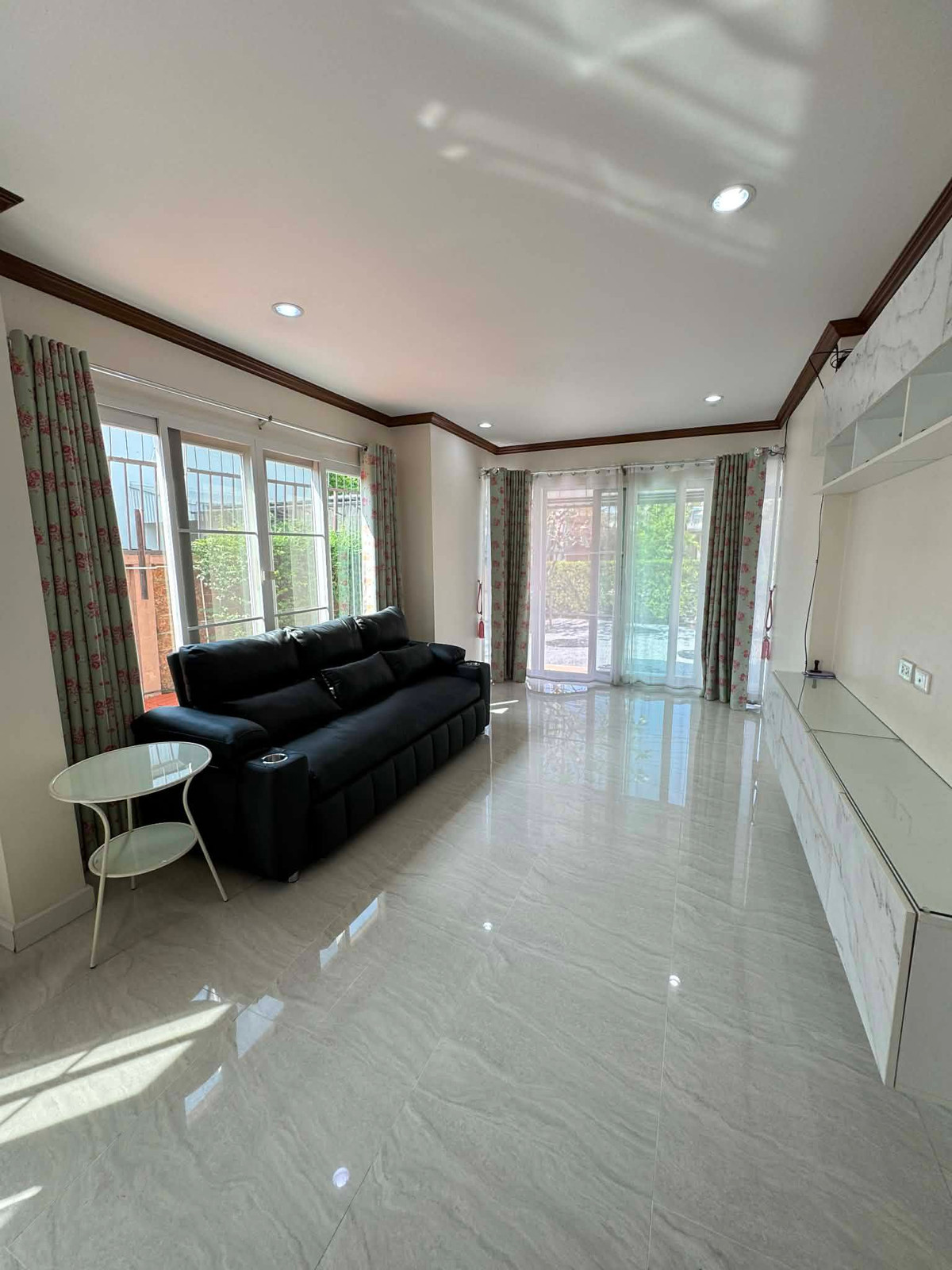 For RentHouseNonthaburi, Bang Yai, Bangbuathong : Beautiful house, 100% as pictured, near MRT (only 3 minutes away). 3 bedrooms, 3 bathrooms.