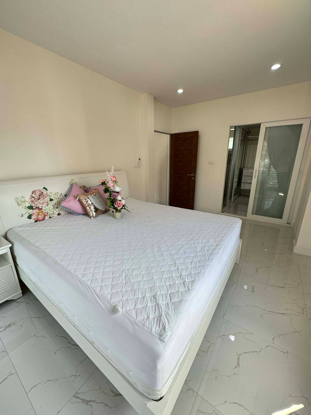 For RentHouseNonthaburi, Bang Yai, Bangbuathong : Beautiful house, 100% as pictured, near MRT (only 3 minutes away). 3 bedrooms, 3 bathrooms.